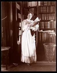 Martha Morton in ihrer Bibliothek, 1902